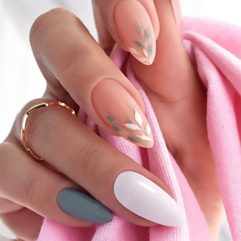 Künstliche Nagel-Kreation mit Glamourösen Spitzen und Glitzerdetails Brehn