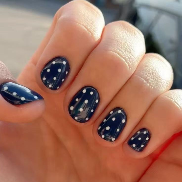 Kunstnagelset mit stilvollen Punkten Brehn