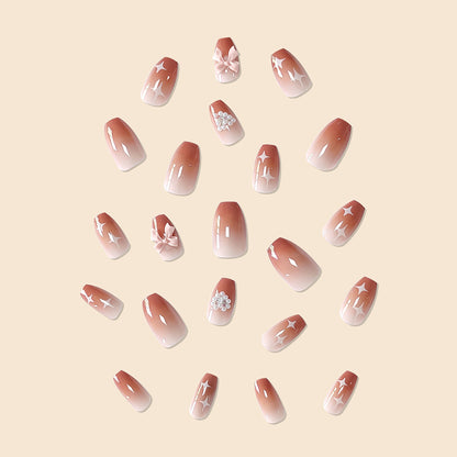 Elegante dekorative Nagelerweiterungen
