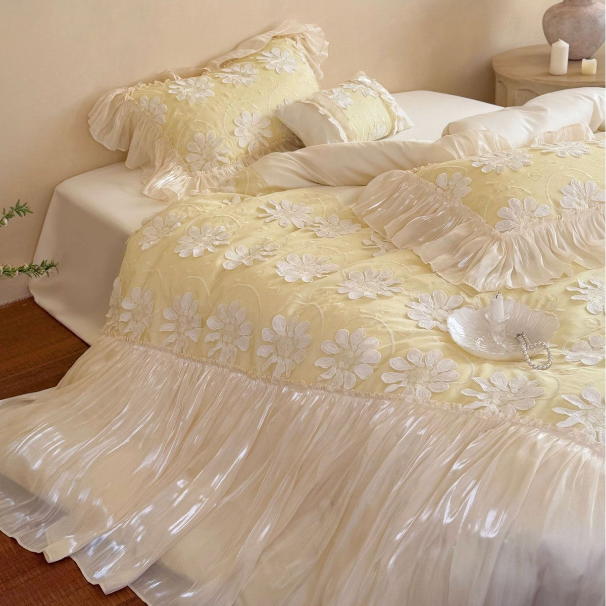 Verspielte gesteppte Tagesdecke mit Blumen‑Applikation, Volant und Zierkissen
