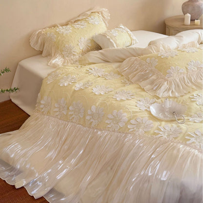 Verspielte gesteppte Tagesdecke mit Blumen‑Applikation, Volant und Zierkissen