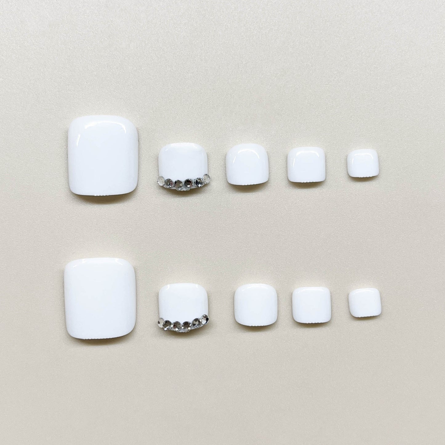 Fußnagelkunstset mit elegantem Hochglanz-Design und zarten Akzenten Brehn