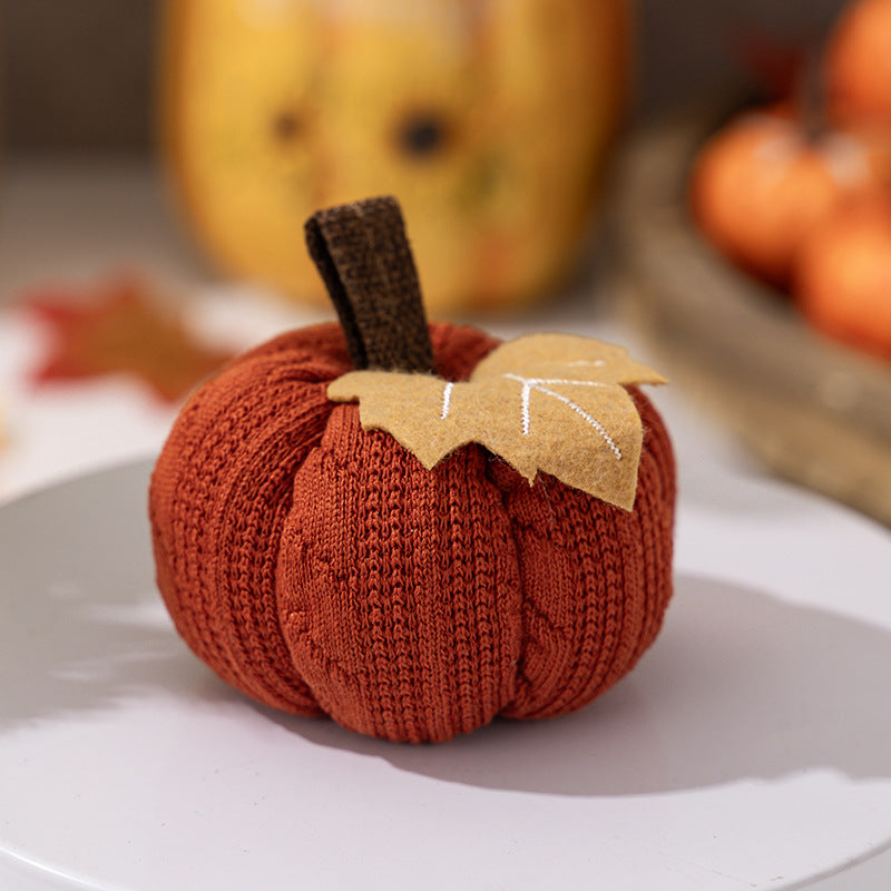 Gestrickter Stoffkürbis als herbstliche Tischdeko mit Filzblatt