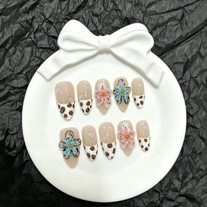 Künstlerisches Press-On-Nagelset mit floralem und tierischem Akzent