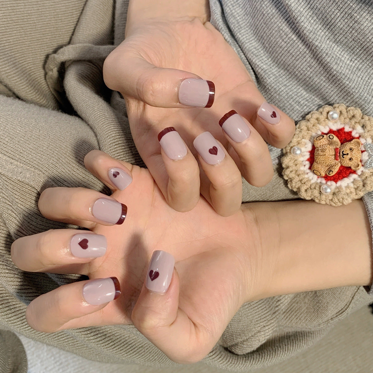 Kunstvolle Nagelverlängerungen mit elegantem Blattmuster Brehn