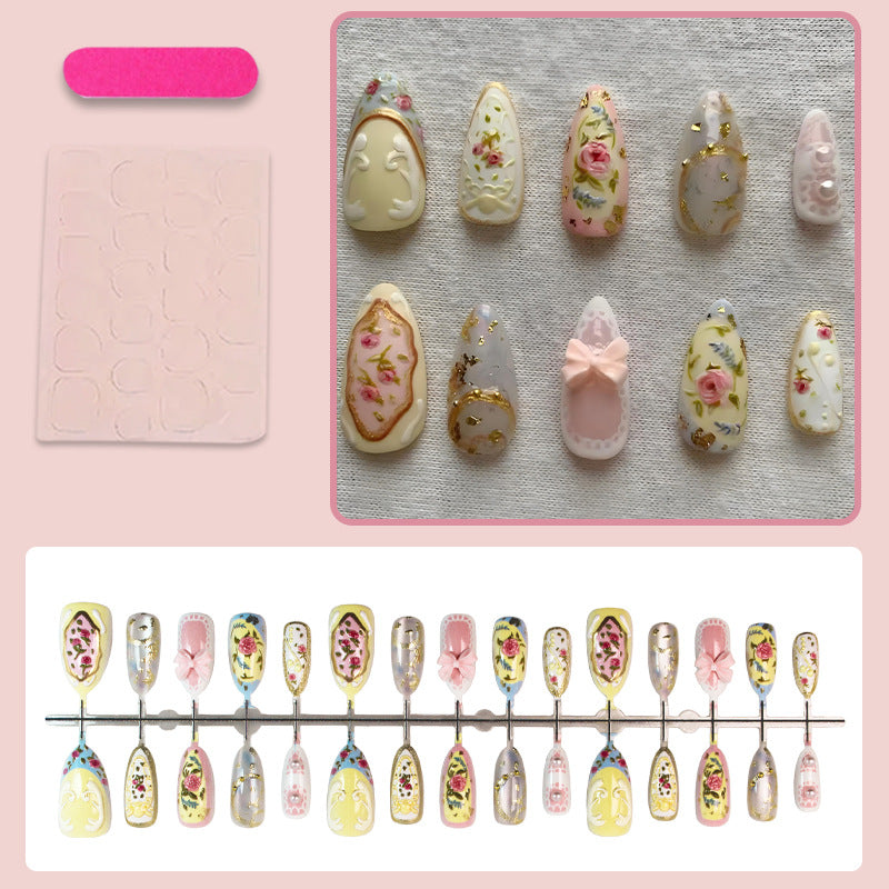 Kunstnagelset mit zarten Blumen- und Glitzerdekoren Brehn