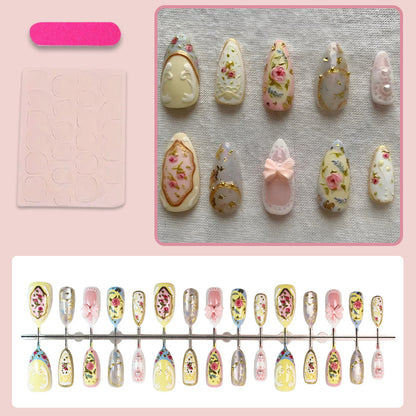Kunstnagelset mit zarten Blumen- und Glitzerdekoren Brehn