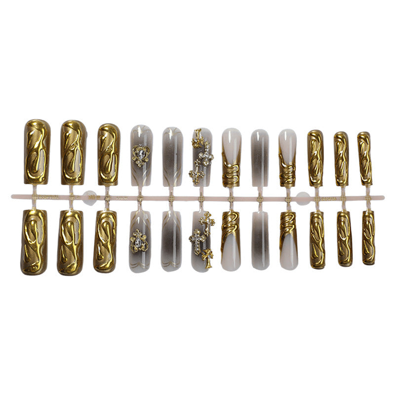 Dekorativer Press-On-Nagelset mit goldenen Akzenten Brehn