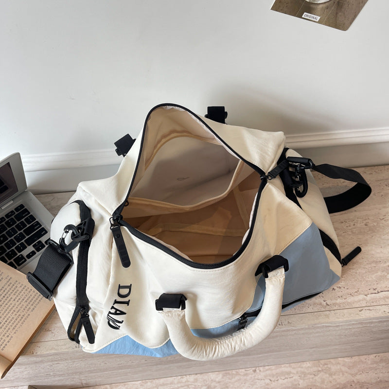 Sportliche Reisetasche Mit Verschiedenen Fächern Und Strapazierfähigem Material Brehn