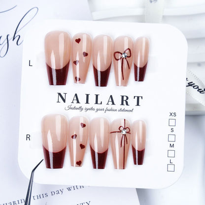 Künstlerisches Stiletto Press-On Nagelset mit floralem Schmuck Brehn