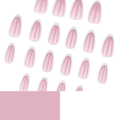 Kunstvolle Nagelverlängerungen mit elegantem Farbverlauf und präzisem French-Tip Brehn