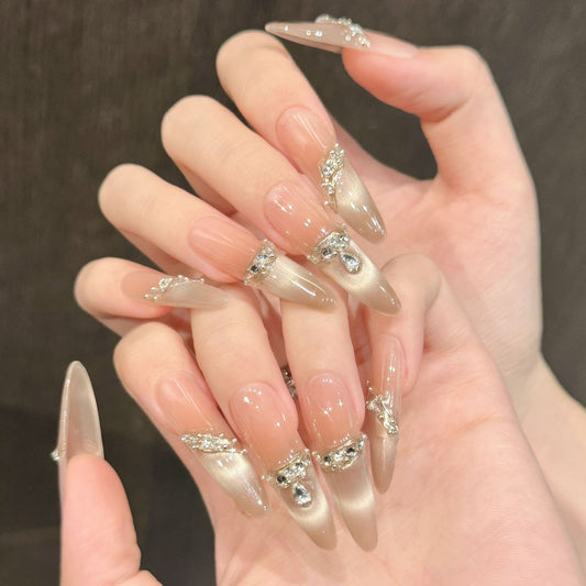 Dekorative Stiletto Press-On Nägel mit Kristallakzenten