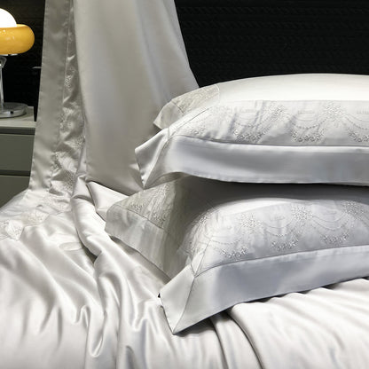 Satin-Bettbezug- und Kissenhüllen-Set mit feiner Jacquard-Stickerei und Hotelfinish