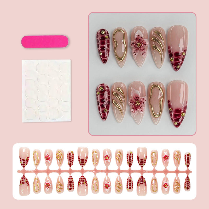 Kreatives Kunstnagelset mit floralen Verzierungen und glamourösen Akzenten Brehn