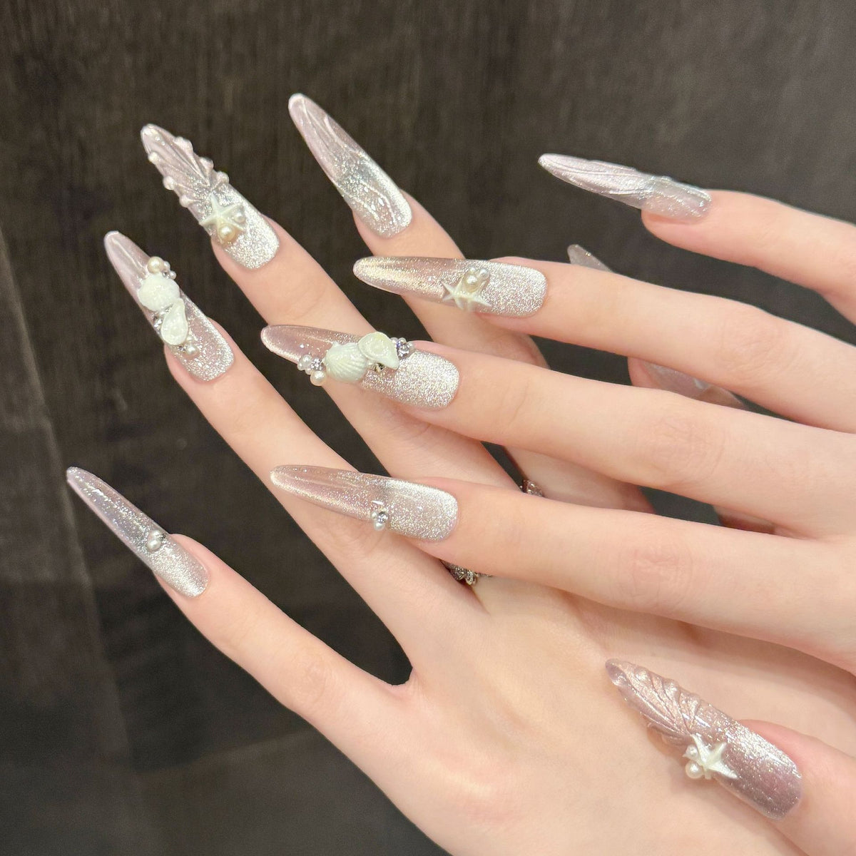 Dekoratives Press-On Nagelkunstset mit von Ozeanen inspirierten Muschel- und Perlenakzenten
