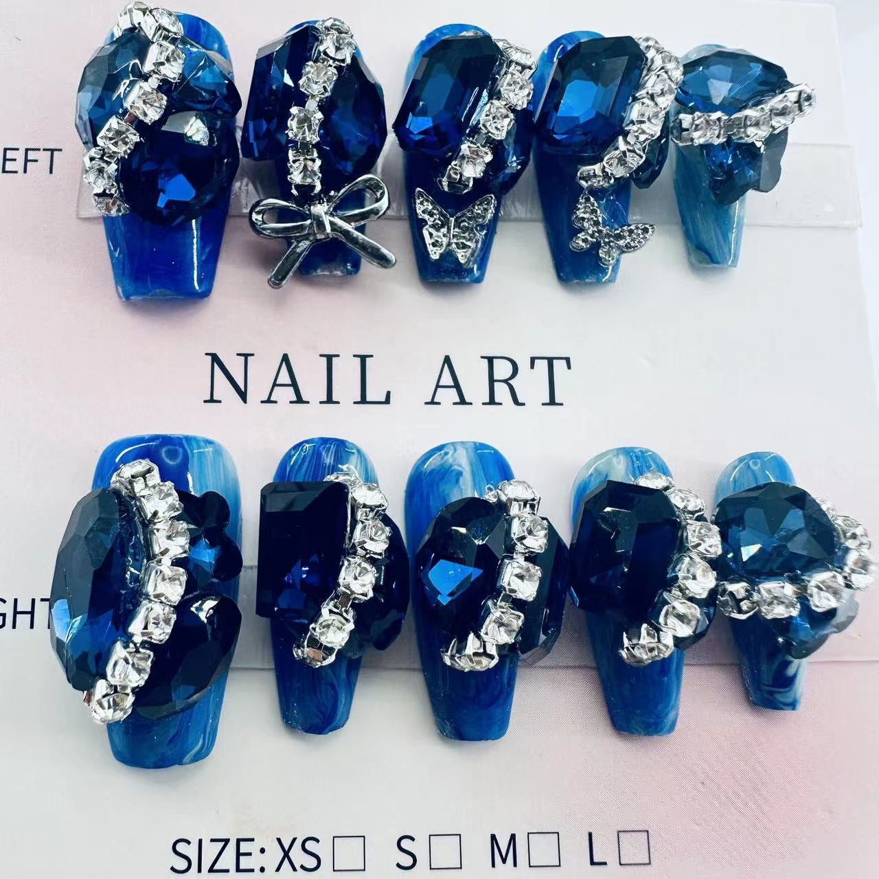 Glamouröse Nagelkunst mit Kristall- und Perlenakzenten Brehn