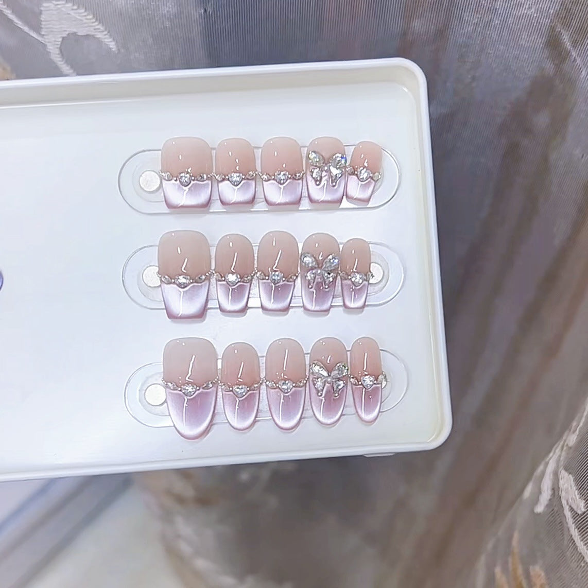 Elegantes Press-On-Nagelset mit Schmetterlingsakzenten Brehn