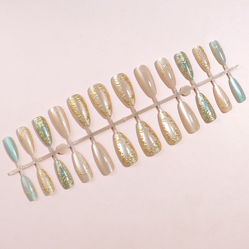 Künstlerisches Stiletto Press-On Nagelset mit eleganten goldenen Akzenten Brehn