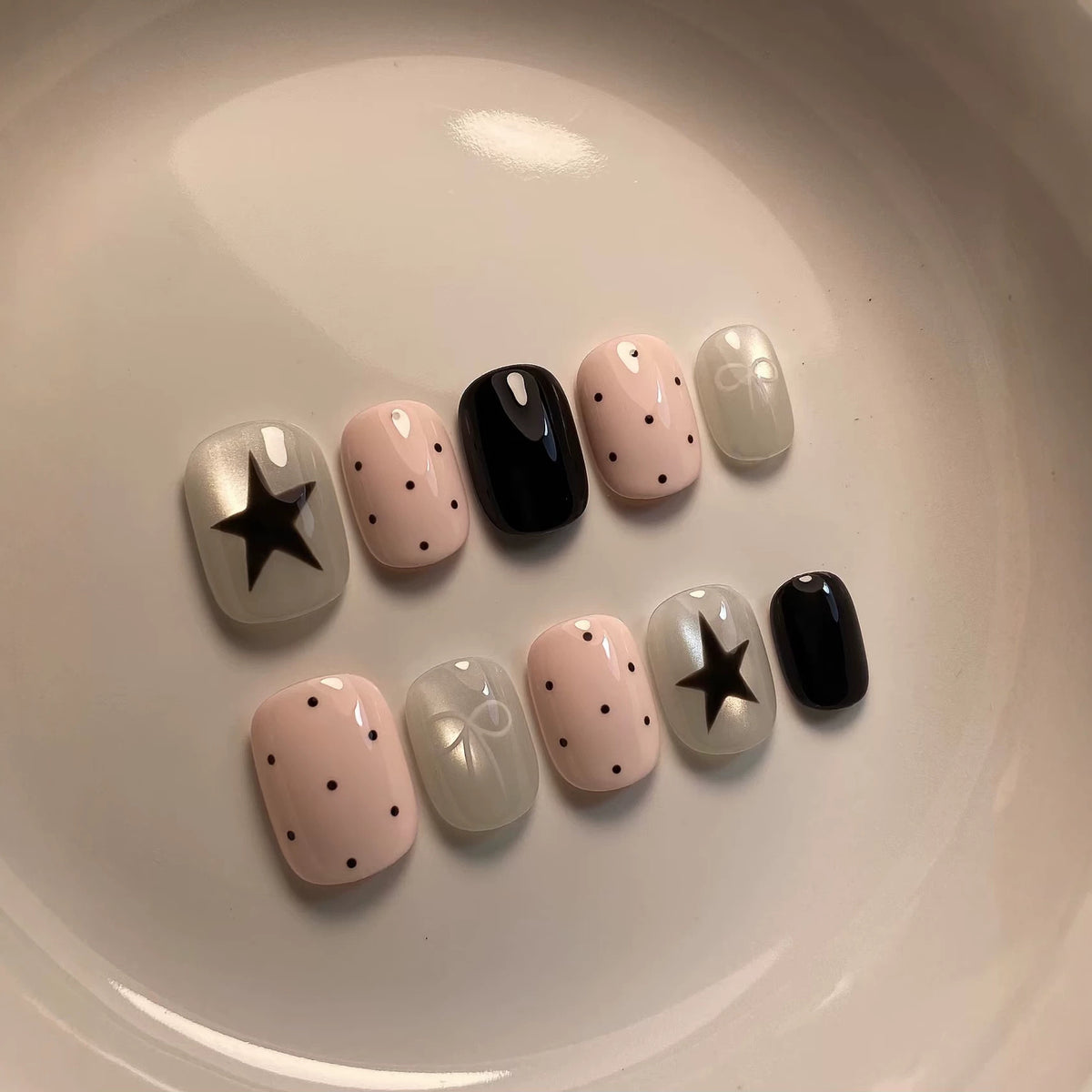 Künstlerisches Press-On-Nageldesign-Set mit stilvollen Stern- und Punktmustern