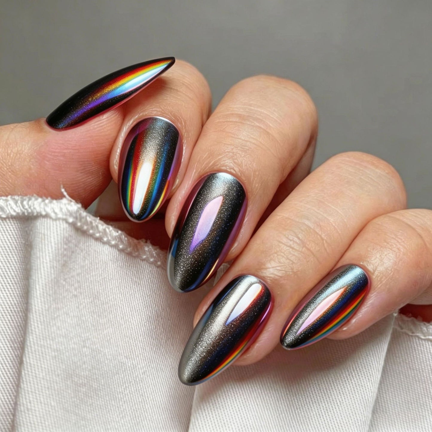 Hochglänzende Kunstnägel im modernen Metallic-Look Brehn