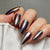 Hochglänzende Kunstnägel im modernen Metallic-Look Brehn