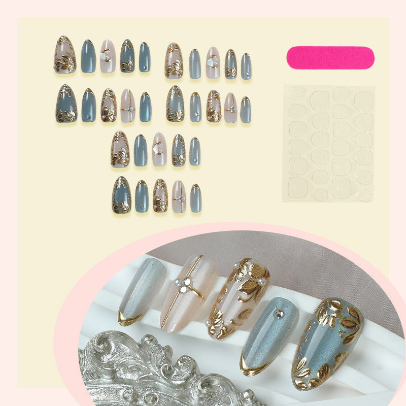 Dekorative Press-On-Nagelkollektion mit floralen Akzenten Brehn