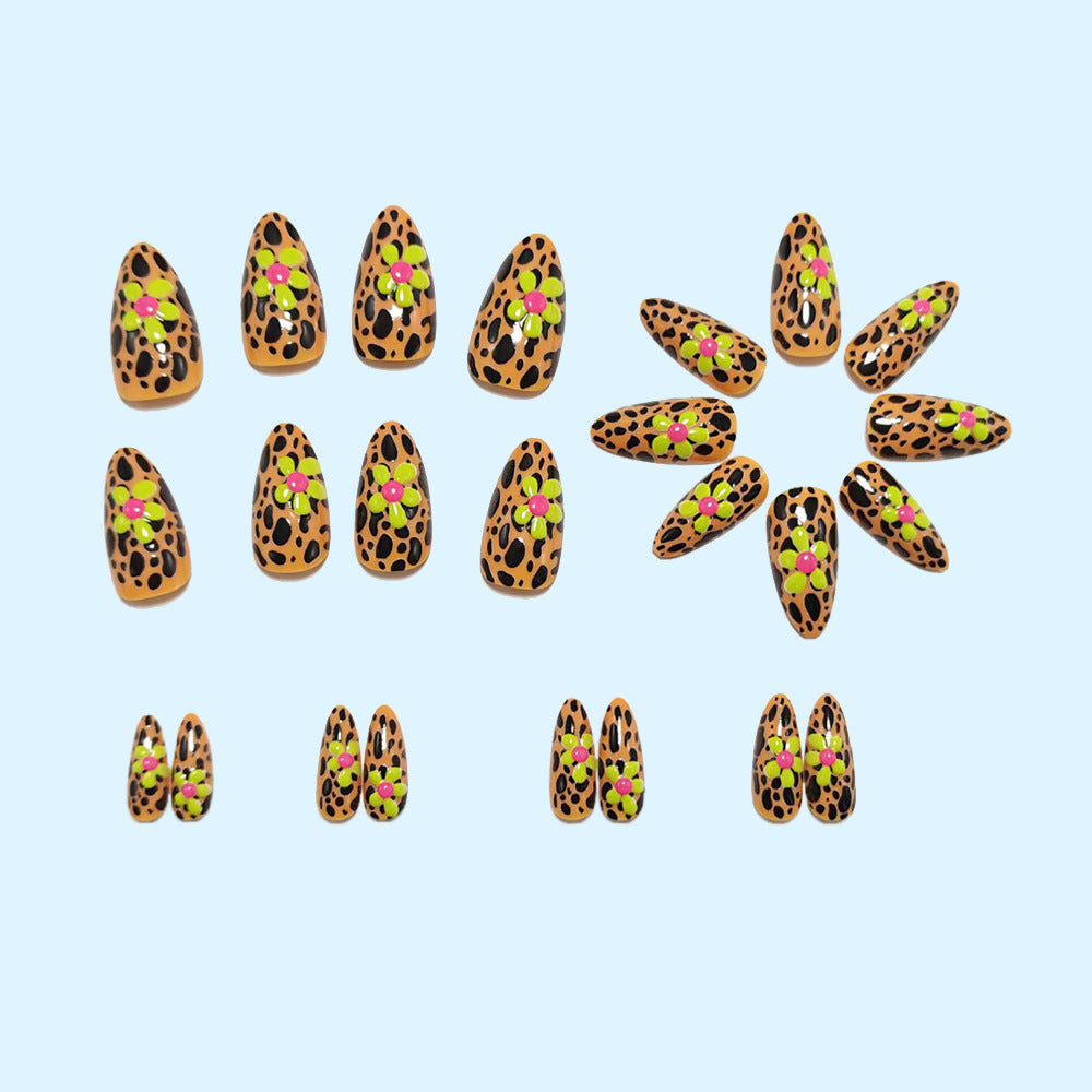 Kunstnägel im modernen Tiermuster mit floralen Akzenten Brehn