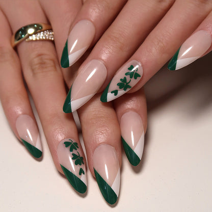 Kunstvolle Stiletto-Nägel mit Kleeblatt-Design Brehn