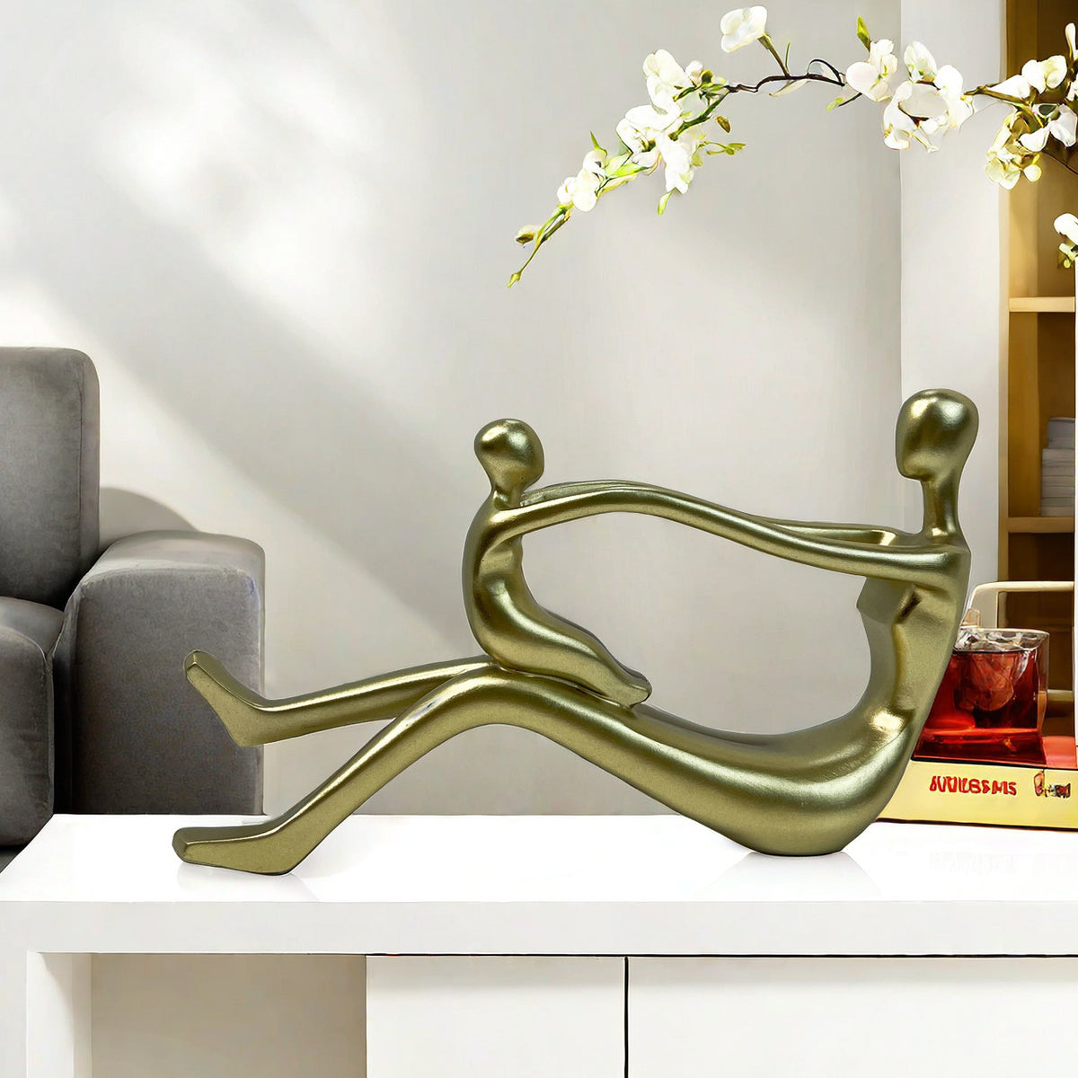 Stilvolle Skulptur mit ineinander verschlungenen Figuren Brehn