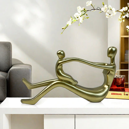 Stilvolle Skulptur mit ineinander verschlungenen Figuren Brehn