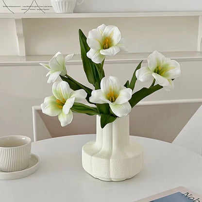 Lebensechter dekorativer künstlicher Blumenstrauß