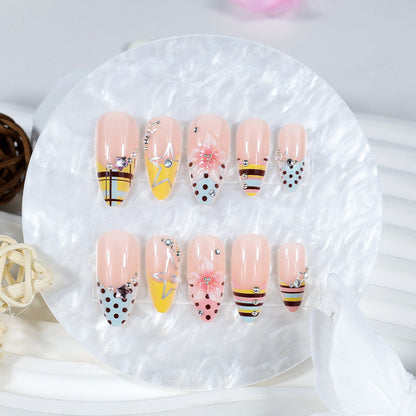 Kreatives Kunstnagelset mit floralen und geometrischen Motiven Brehn
