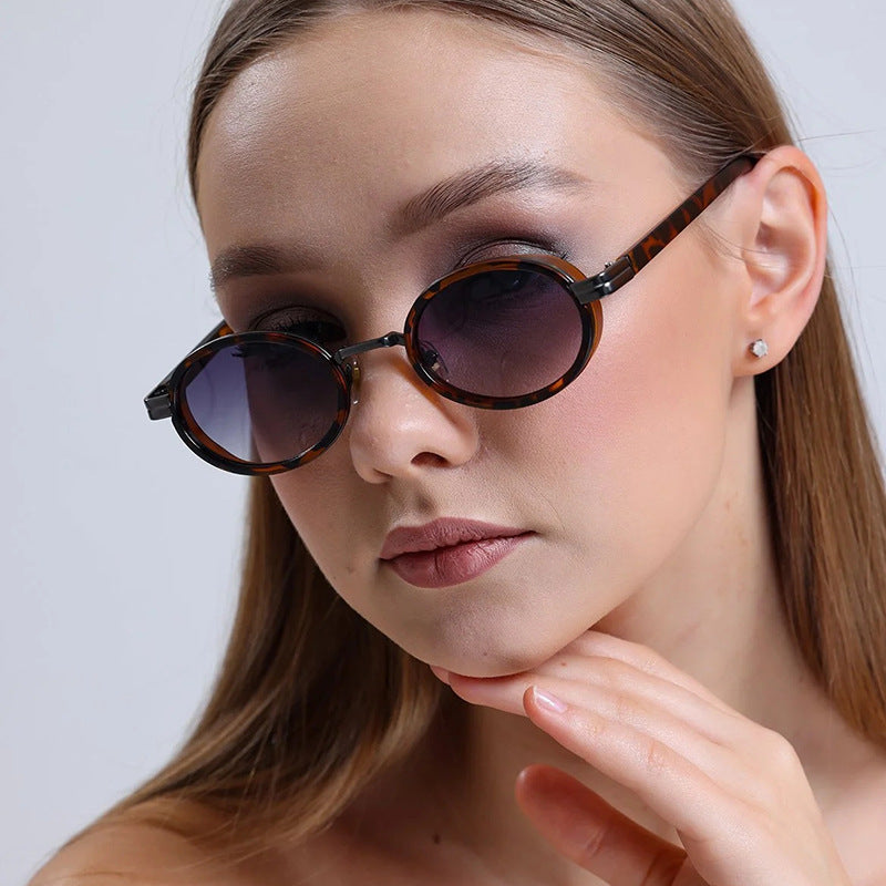 Damen runde Sonnenbrille mit leichten Gläsern und goldenen Akzenten Brehn