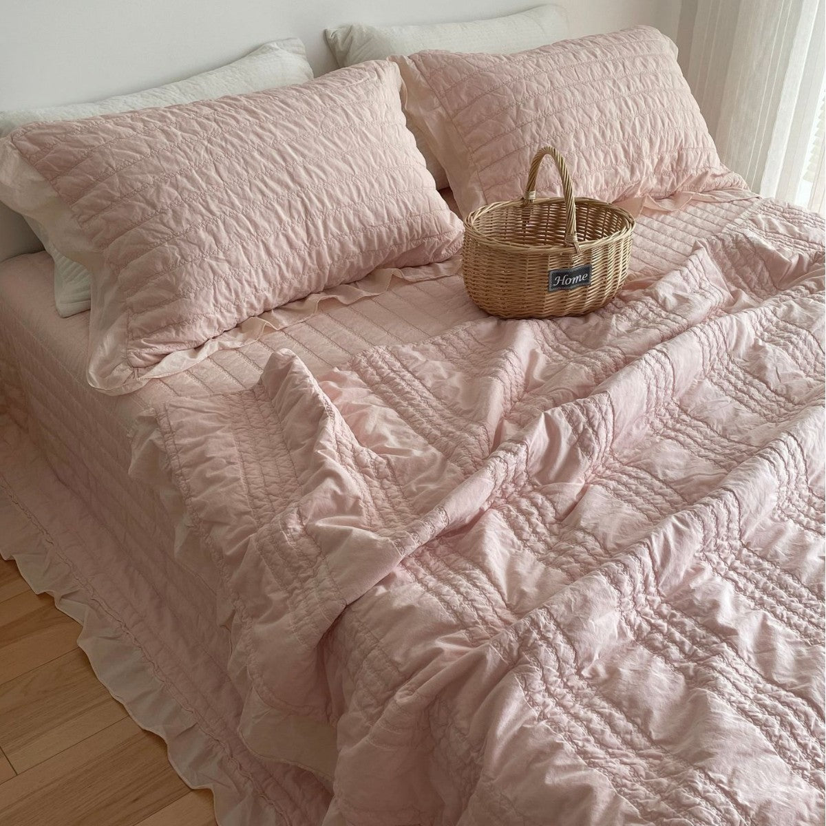 Gepolsterte Rüschencotton-Überwurf-Set mit Kanalsteppung und Rüschensatttuch