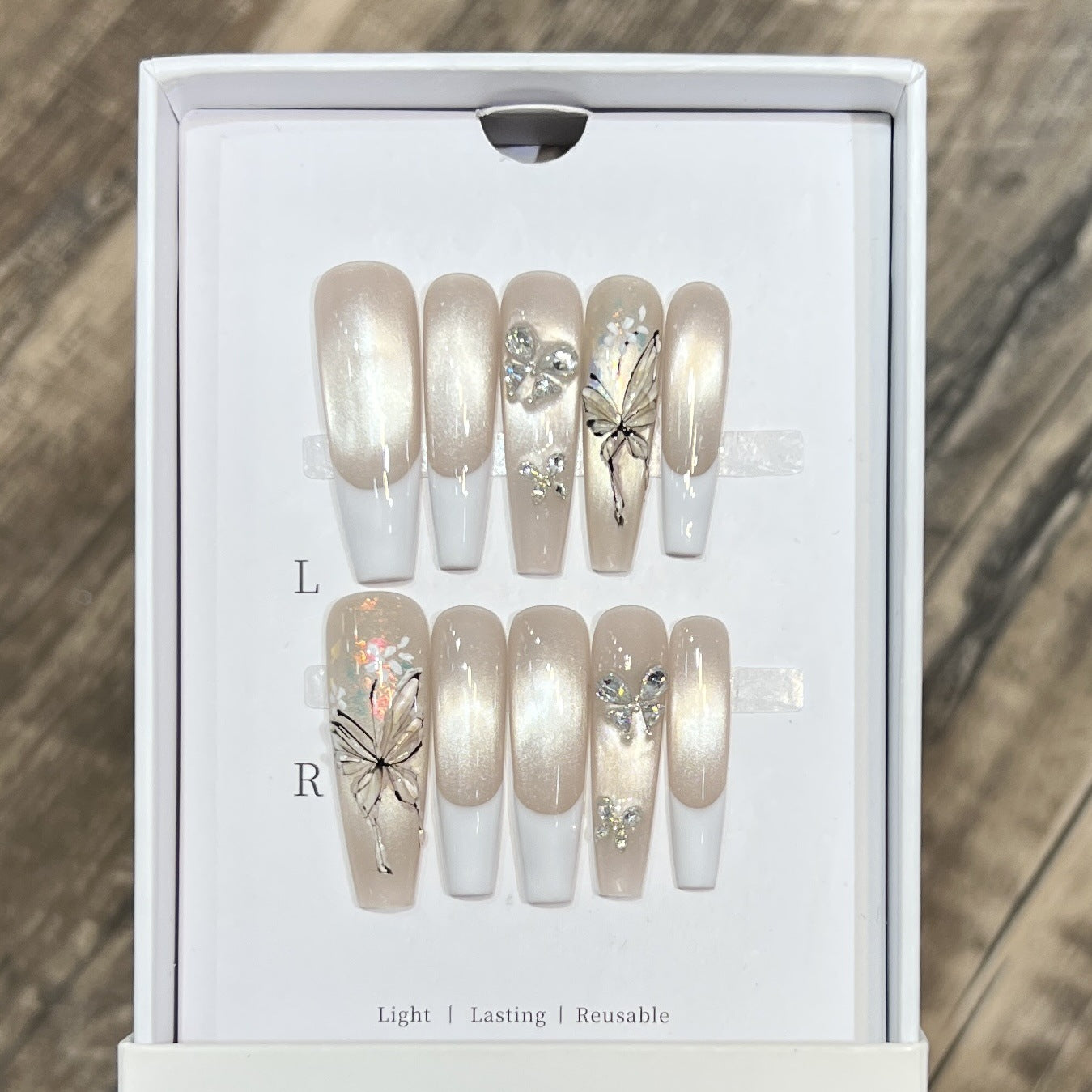 Elegantes Press-On-Nägel-Set mit Schmetterlings- und Juwelenakzenten Brehn