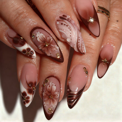 Kunstnagelset mit 3D-Blütenverzierungen und eleganten Mustern Brehn