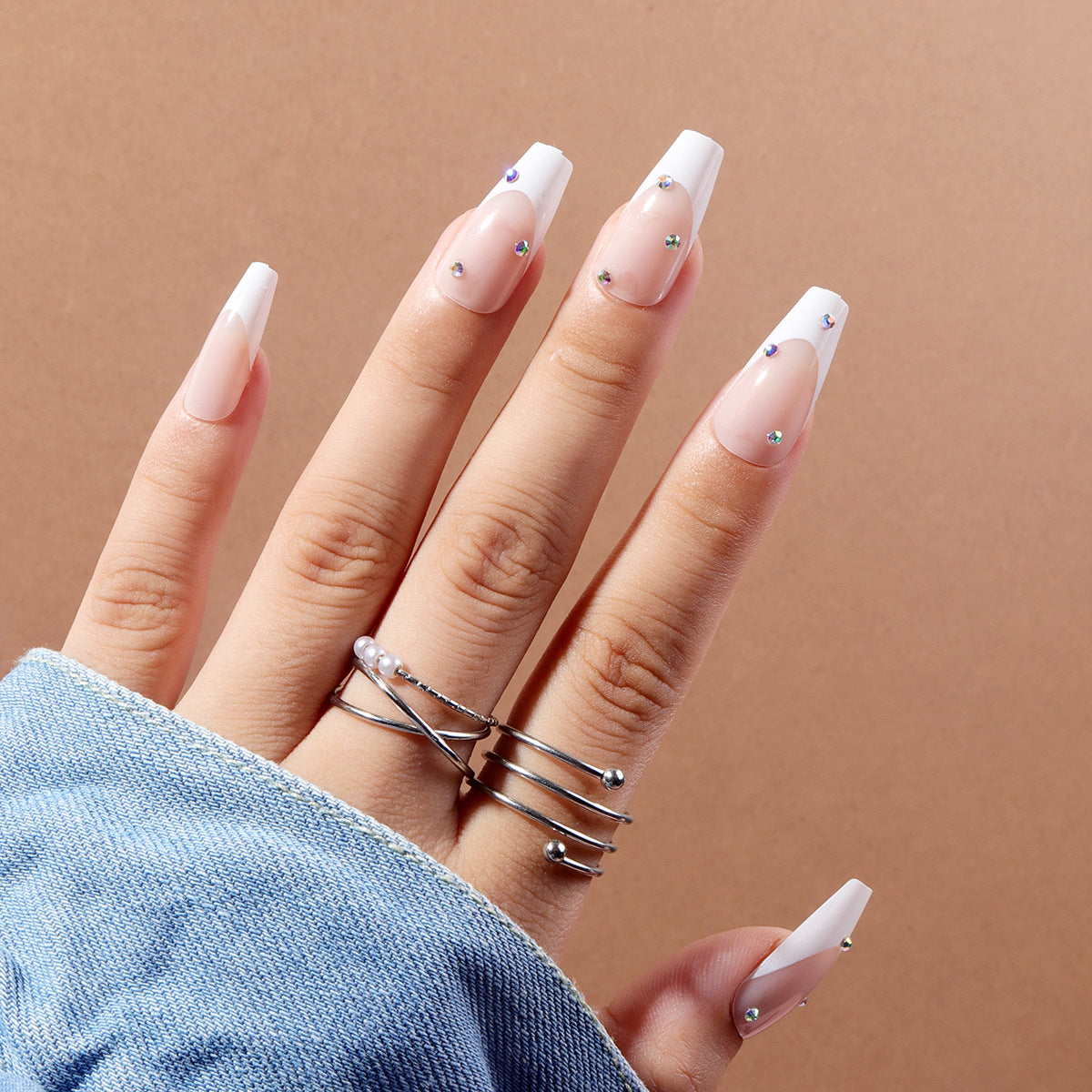 Elegante ikonische French Tip Press-On Nägel mit Strass-Akzenten Brehn