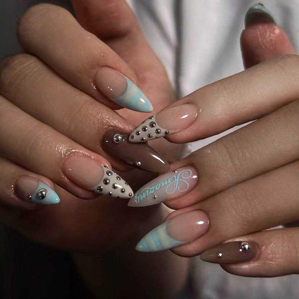 Künstliche Stiletto-Nägel mit Glamourösen Applikationen Brehn