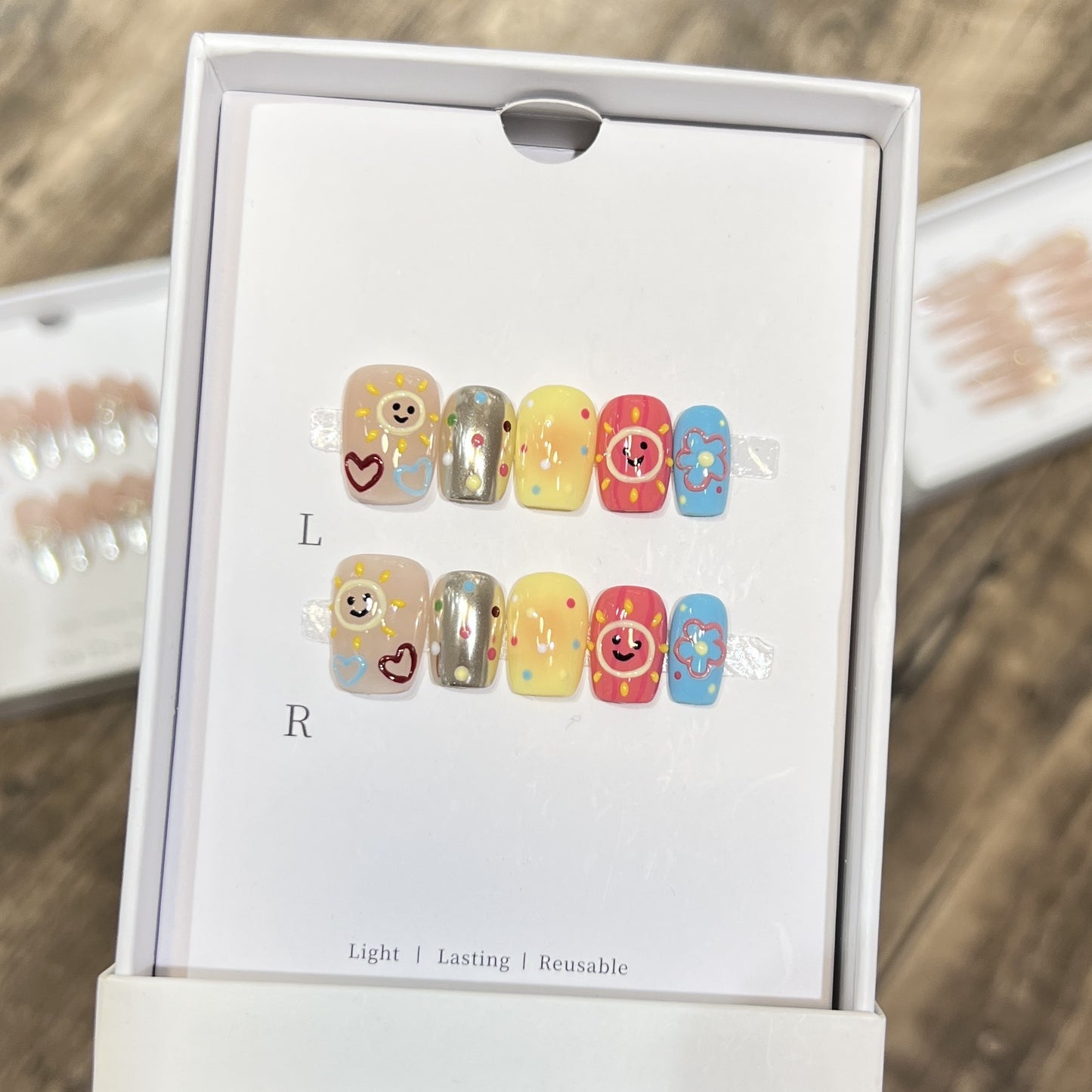 Verspieltes Press-On Nagelkunstset mit Smiley-Gesichtern und Blumenmustern Brehn
