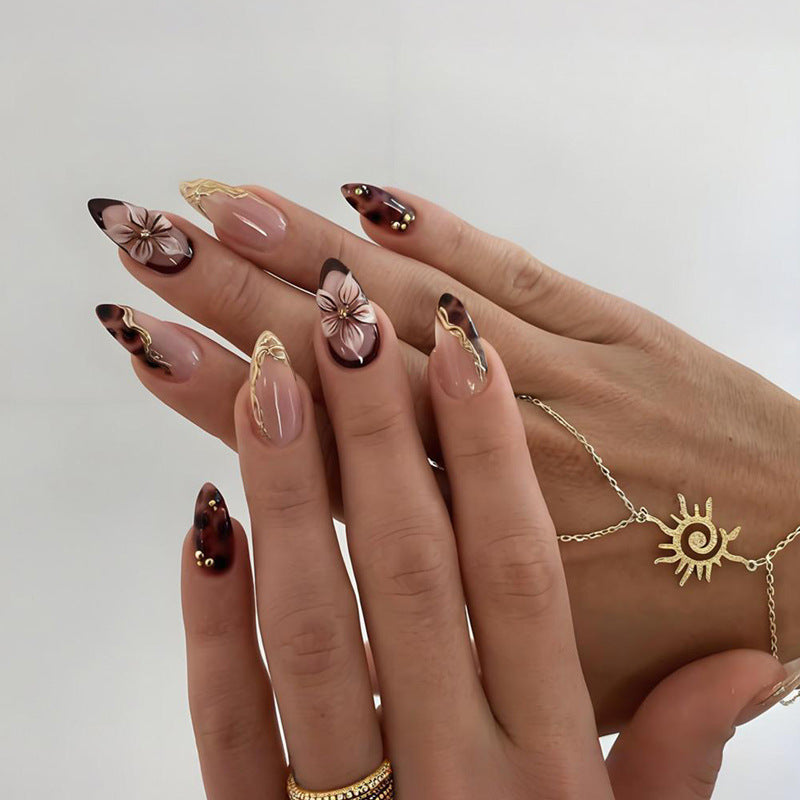 Kunstnagelset mit eleganten floralen Akzenten und glitzerndem Design Brehn