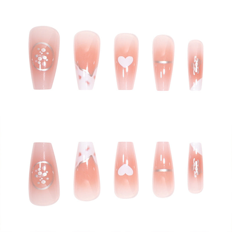 Elegante Lange Press-On Nägel mit Künstlerischen Herz- und Schmuckakzenten Brehn