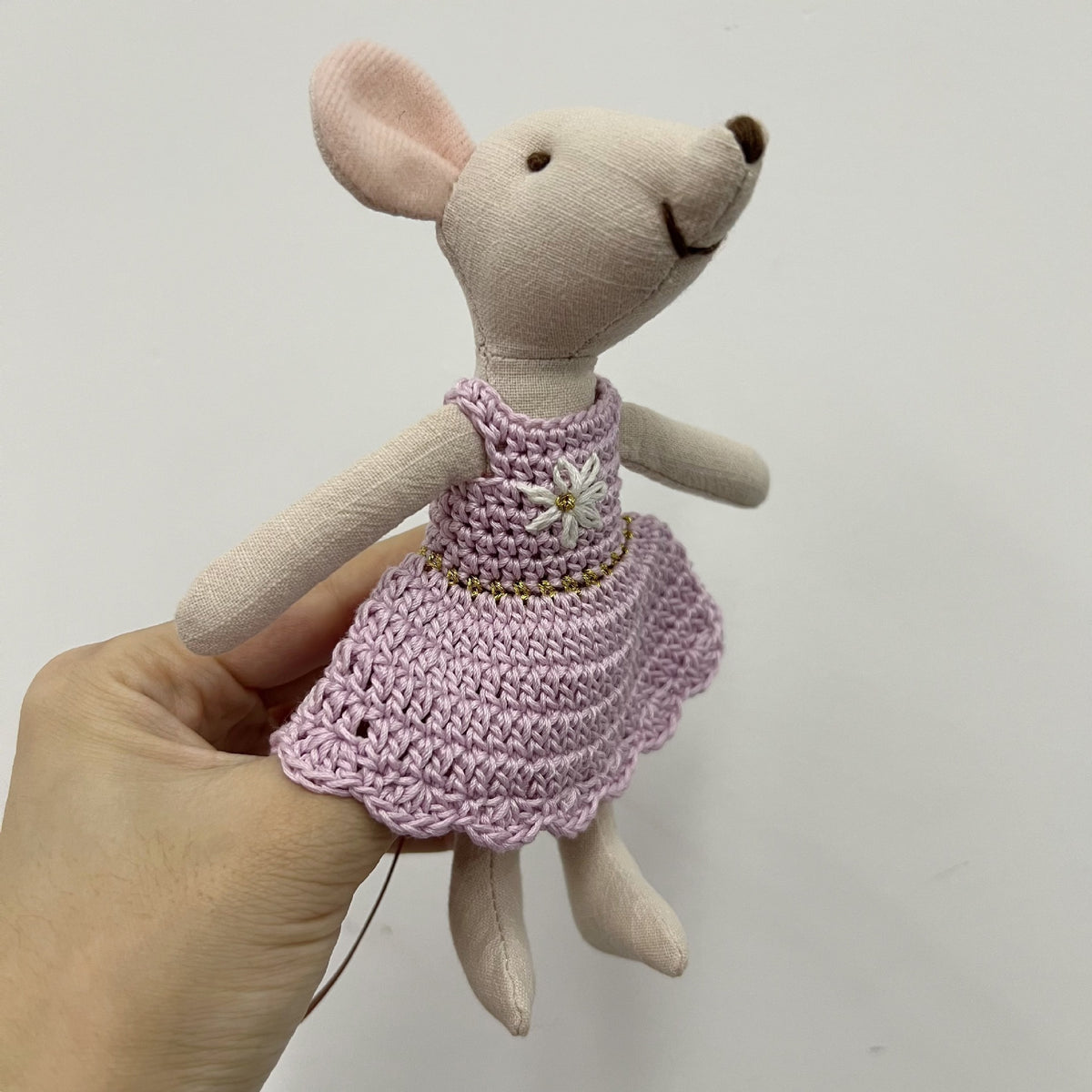 Handgefertigte Baumwolle Maus Puppe mit gehäkeltem Blumenkleid