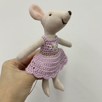 Handgefertigte Baumwolle Maus Puppe mit gehäkeltem Blumenkleid