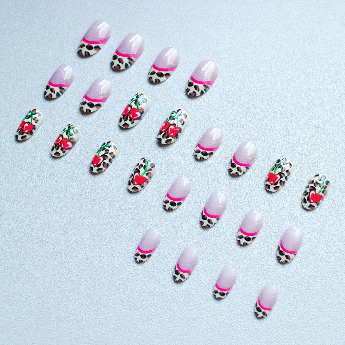 Künstlerische Leopard- und Kirsch-Nagelkunst