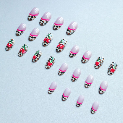 Künstlerische Leopard- und Kirsch-Nagelkunst