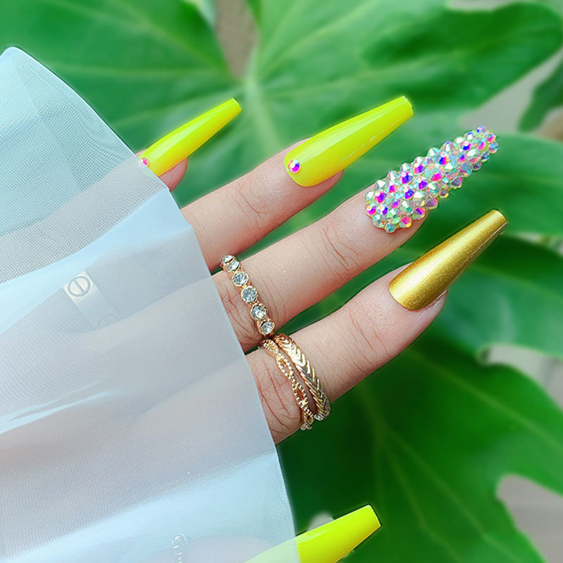 Dekorative Stiletto-Nagelerweiterungen mit Rhinestones