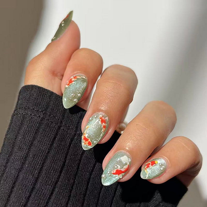 Dekoratives Press-On Nagelkunst-Set mit Koi-Fischen und Edelstein-Akzenten Brehn