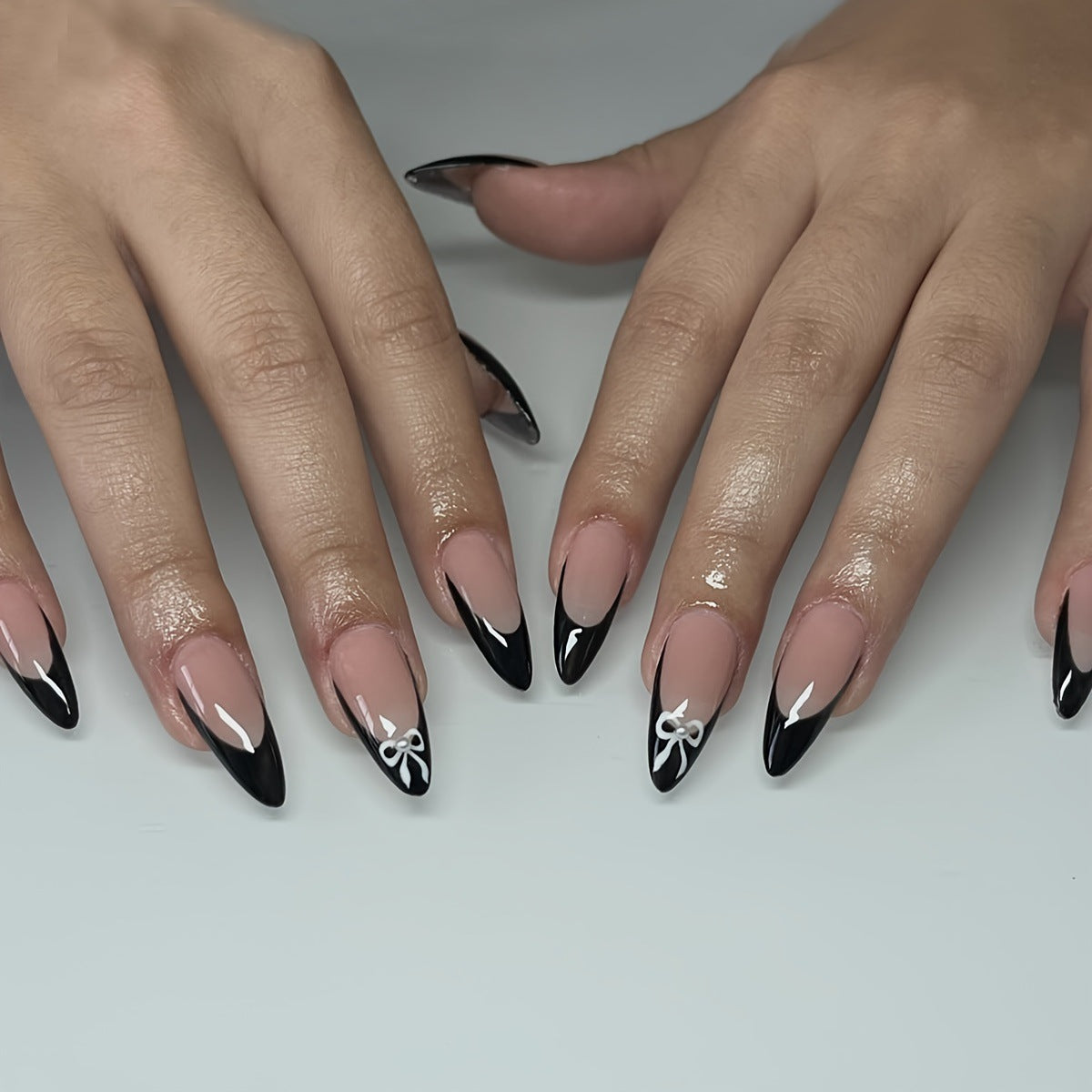 Kunstnagelset mit elegantem Schwarz-Weiß Design und niedlichen Schleifenakzenten Brehn