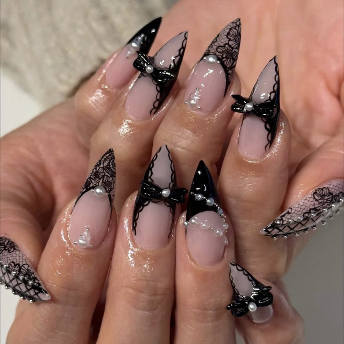 Kunstvolle Stiletto-Nägel mit Spitzenverzierung Brehn