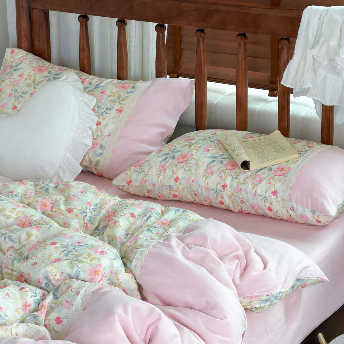 Wendbares Baumwoll-Bettwäscheset mit floralem Aquarellprint und Spitzenrand